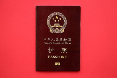Çin Halk Cumhuriyeti 'nin kırmızı pasaportu. Parlak arkaplanda PRC Çin pasaportu
