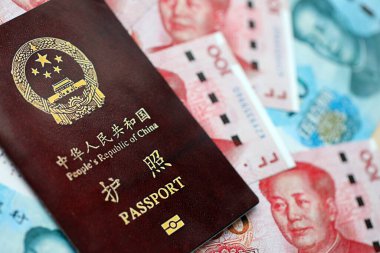 Çin Halk Cumhuriyeti ve Çin Yuan 'ının kırmızı pasaportu. Parlak arkaplanda PRC Çin pasaportu