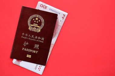 Çin Halk Cumhuriyeti ve Çin Yuan 'ının kırmızı pasaportu. Parlak arkaplanda PRC Çin pasaportu