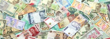 Farklı para birimlerinden bir sürü banknot. Rastgele para akışının arka planı kapanıyor.