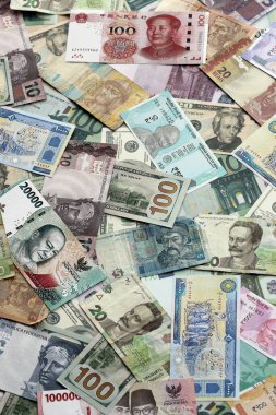 Farklı para birimlerinden bir sürü banknot. Rastgele para akışının arka planı kapanıyor.