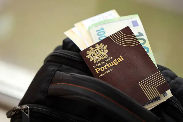 Červený Portugalsko Pas Evropské Unie Penězi Letenky Turistický Batoh Zblízka — Stock fotografie