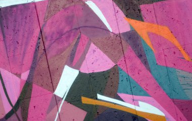 Duvarında parlak aerosol çizgileri olan grafiti resimlerinin renkli arka planı. Eski moda sokak sanatı sprey boya kutularından yapılmış. Çağdaş gençlik kültürü arka planı