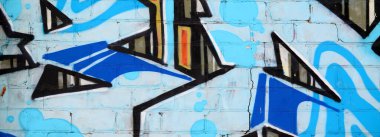 Duvarında parlak aerosol çizgileri olan grafiti resimlerinin renkli arka planı. Eski moda sokak sanatı sprey boya kutularından yapılmış. Çağdaş gençlik kültürü arka planı