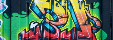 Duvarında parlak aerosol çizgileri olan grafiti resimlerinin renkli arka planı. Eski moda sokak sanatı sprey boya kutularından yapılmış. Çağdaş gençlik kültürü arka planı