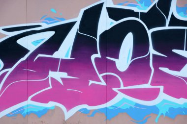 Duvarında parlak aerosol çizgileri olan grafiti resimlerinin renkli arka planı. Eski moda sokak sanatı sprey boya kutularından yapılmış. Çağdaş gençlik kültürü arka planı