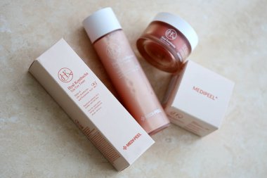KYIV, UKRAINE - 27 Kasım 2023 Hyatt Kombucha, cilt kremi ve toner Medipeel markası ile karşı karşıya.