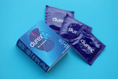 KYIV, UKRAINE - 27 Kasım 2023 Durex mavi prezervatifler.