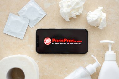 KYIV, UKRAINE - 23 Ocak 2024 Porno Profesyonelleri yetişkin içeriği web sitesi logosu iPhone 12 Pro akıllı telefon ekranında