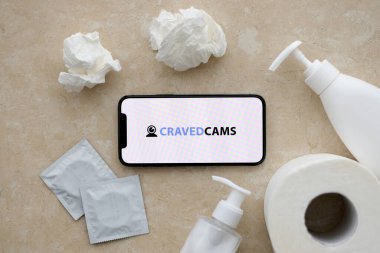 KYIV, UKRAINE - 23 Ocak 2024 CravedCams yetişkin içeriği web sitesi logosu iPhone 12 Pro akıllı telefon ekranında