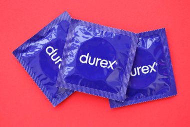KYIV, UKRAINE - 27 Kasım 2023 Durex mavi prezervatifler.