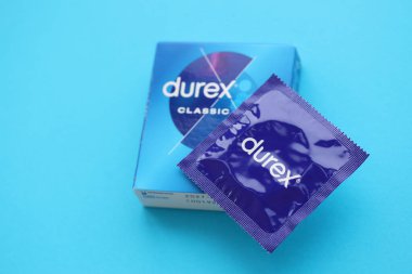KYIV, UKRAINE - 27 Kasım 2023 Durex mavi prezervatifler.