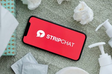 KYIV, UKRAINE - 23 Ocak 2024 StripChat yetişkin içeriği web sitesi logosu iPhone 12 Pro akıllı telefon ekranında