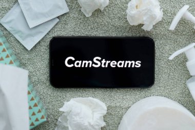 KYIV, UKRAINE - 23 Ocak 2024 CamStreams yetişkin içeriği web sitesi logosu iPhone 12 Pro akıllı telefon ekranında