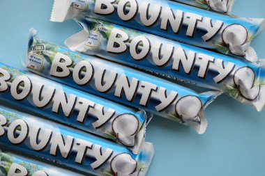 KYIV, UKRAINE - 31 Ekim 2023 Kakao aromalı Bounty çikolataları. Bounty Çikolata, Amerikan Mars Şirketi 'nin bir markası.