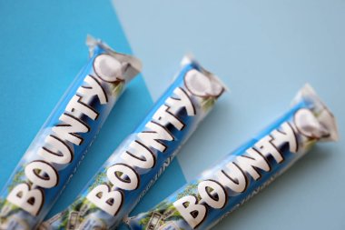KYIV, UKRAINE - 31 Ekim 2023 Kakao aromalı Bounty çikolataları. Bounty Çikolata, Amerikan Mars Şirketi 'nin bir markası.