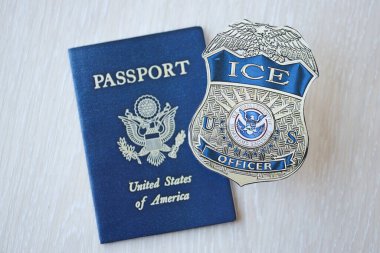 KYIV, UKRAINE - 9 Mart 2024 ABD Göçmen Bürosu rozeti ve ahşap masaya yakın ABD pasaportu