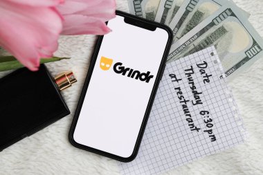 KYIV, UKRAINE - 23 Şubat 2024 Ünlü çöpçatanlık sitesi veya iPhone ekranındaki uygulamanın logosu