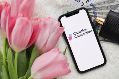 KYIV, UKRAINE - 23 Şubat 2024 Ünlü çöpçatanlık sitesi veya iPhone ekranındaki uygulamanın Hıristiyan Bağlantısı logosu