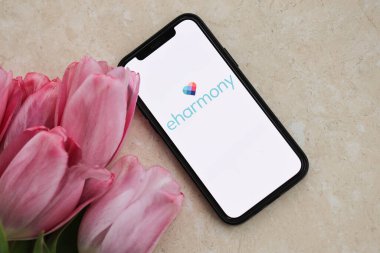 KYIV, UKRAINE - 23 Şubat 2024 Ünlü çöpçatanlık sitesi ya da iPhone ekranındaki uygulamanın Eharmony logosu