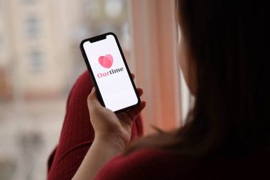 KYIV, UKRAINE - 23 Şubat 2024 Ünlü çöpçatanlık sitemiz ya da iPhone ekranındaki uygulamamız