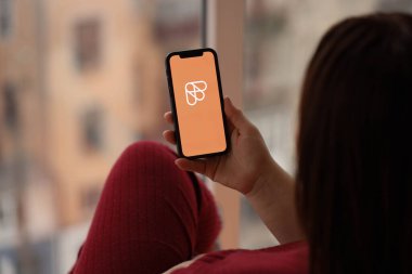 KYIV, UKRAINE - 23 Şubat 2024 Ünlü çöpçatanlık sitesinin logosu veya iPhone ekranındaki uygulamayı kapat