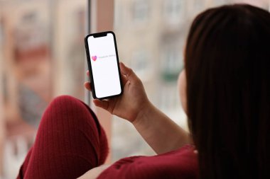 KYIV, UKRAINE - 23 Şubat 2024 Facebook randevu sitesi logosu veya iPhone ekranındaki uygulama iPhone ekranını kapat