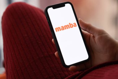 KYIV, UKRAINE - 23 Şubat 2024 Mamba ünlü çöpçatanlık sitesi logosu veya iPhone ekranındaki uygulama iPhone ekranını kapat