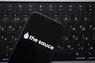 KYIV, UKRAINE - 23 Şubat 2024 Ünlü çöpçatanlık sitesinin sos logosu ya da iPhone ekranındaki uygulama kapat