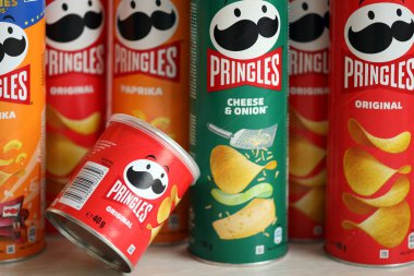 KYIV, UKRAINE - 27 Şubat 2024 Pringles orijinal patates cipsi beyaz arka planda. Pringles, Kellog Şirketi 'ne ait bir patates cipsi markası.