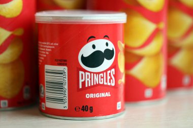 KYIV, UKRAINE - 27 Şubat 2024 Pringles orijinal patates cipsi beyaz arka planda. Pringles, Kellog Şirketi 'ne ait bir patates cipsi markası.