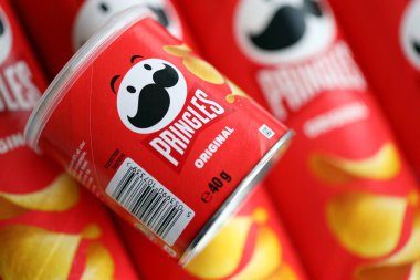 KYIV, UKRAINE - 27 Şubat 2024 Pringles orijinal patates cipsi beyaz arka planda. Pringles, Kellog Şirketi 'ne ait bir patates cipsi markası.