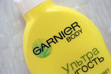 KYIV, UKRAINE - 27 Şubat 2024 Garnier yapımı, sarı şişede şirket logosu var.