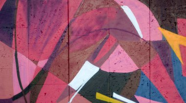 Duvarında parlak aerosol çizgileri olan grafiti resimlerinin renkli arka planı. Eski moda sokak sanatı sprey boya kutularından yapılmış. Çağdaş gençlik kültürü arka planı