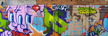 Sokak sanatı kültürü tarzında boya lekeleriyle süslenmiş eski duvar. Duvarında parlak aerosol çizgileri olan graffiti resimlerinin renkli arka planı. Renkli arkaplan dokusu