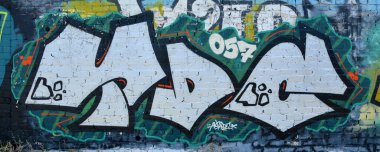Sokak sanatı kültürü tarzında boya lekeleriyle süslenmiş eski duvar. Duvarında parlak aerosol çizgileri olan graffiti resimlerinin renkli arka planı. Renkli arkaplan dokusu
