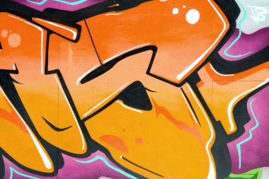 Duvarında parlak aerosol çizgileri olan grafiti resimlerinin renkli arka planı. Eski moda sokak sanatı sprey boya kutularından yapılmış. Çağdaş gençlik kültürü arka planı