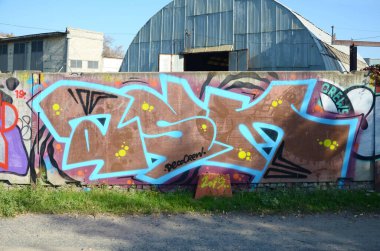 Sokak sanatı kültürü tarzında boya lekeleriyle süslenmiş eski duvar. Duvarında parlak aerosol çizgileri olan graffiti resimlerinin renkli arka planı. Renkli arkaplan dokusu
