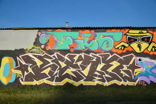 Sokak sanatı kültürü tarzında boya lekeleriyle süslenmiş eski duvar. Duvarında parlak aerosol çizgileri olan graffiti resimlerinin renkli arka planı. Renkli arkaplan dokusu