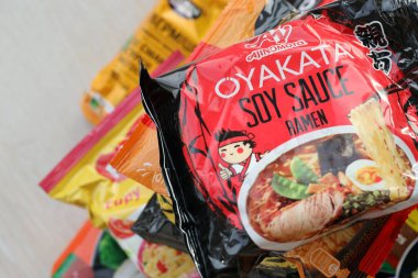 KYIV, UKRAINE - 31 Ekim 2023 Çeşitli markalar ve üreticiler tarafından hızlı pişirilmek üzere birçok hazır erişte paketleri