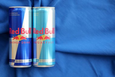 TERNOPİL, UKRAINE - 7 Temmuz 2023 Red Bull enerji içeceği alüminyum teneke kutu orijinal tasarımı yakın plan