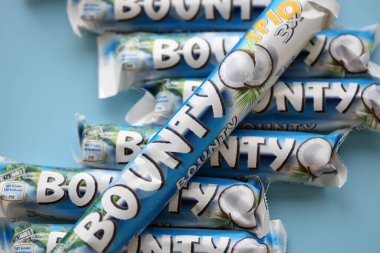 KYIV, UKRAINE - 31 Ekim 2023 Kakao aromalı Bounty çikolataları. Bounty Çikolata, Amerikan Mars Şirketi 'nin bir markası.
