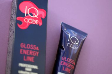 KYIV, UKRAINE - 31 Ekim 2023 IQ Kod Parlatıcı ve Enerji Hattı Renklendirici Kremi Saç Kapatmak İçin