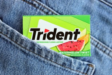 KYIV, UKRAINE - 27 Kasım 2023 Trident sakız paketi. Trident 1870 'den beri meşhur bir Amerikan sakız markasıdır.