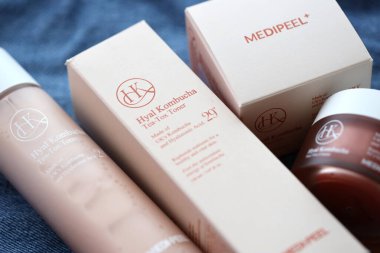 KYIV, UKRAINE - 27 Kasım 2023 Hyatt Kombucha, cilt kremi ve toner Medipeel markası ile karşı karşıya.