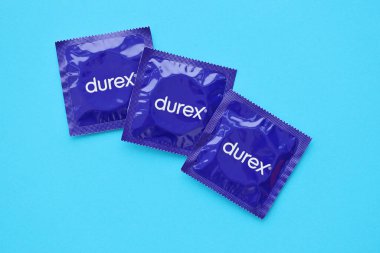 KYIV, UKRAINE - 27 Kasım 2023 Durex mavi prezervatifler.