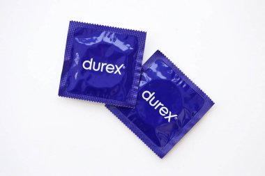 KYIV, UKRAINE - 27 Kasım 2023 Durex mavi prezervatifler.