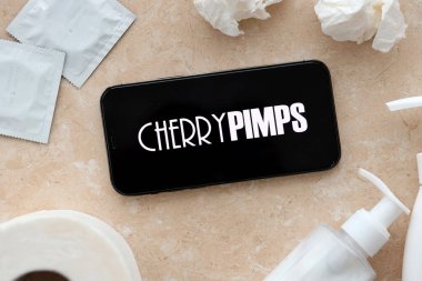KYIV, UKRAINE - 23 Ocak 2024 CherryPimps yetişkin içeriği web sitesi logosu iPhone 12 Pro akıllı telefon ekranında