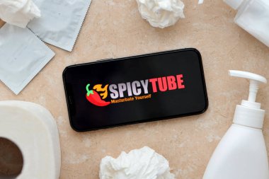 KYIV, UKRAINE - 23 Ocak 2024 SpicyTube yetişkin içeriği web sitesi logosu iPhone 12 Pro akıllı telefon ekranında