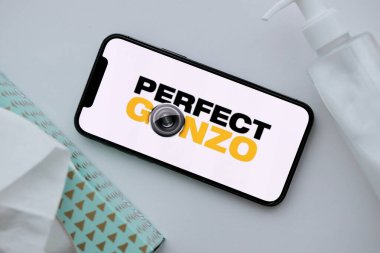 KYIV, UKRAINE - 23 Ocak 2024 Mükemmel Gonzo yetişkin içeriği web sitesi logosu iPhone 12 Pro akıllı telefon ekranında